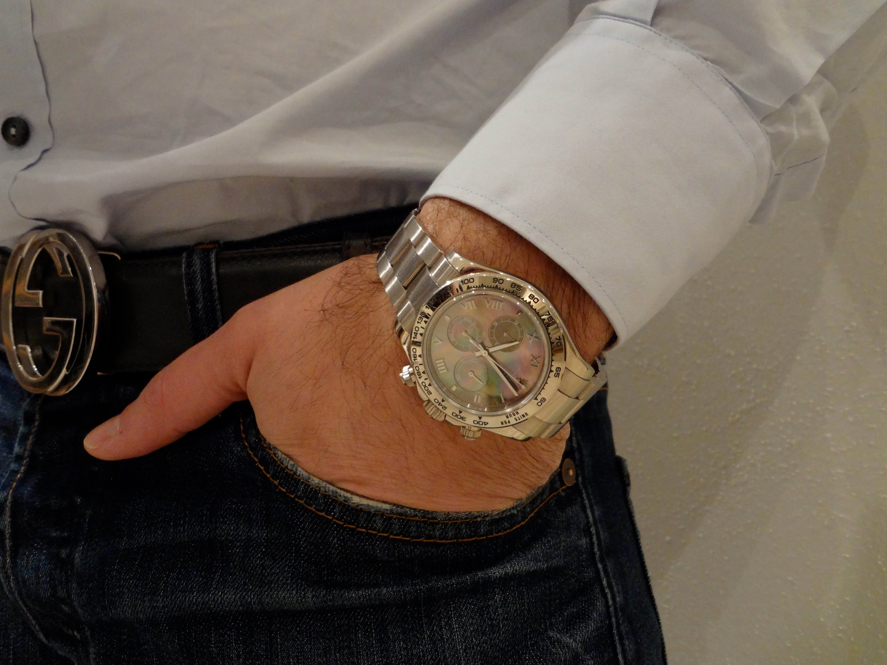 Мужские часы на руке
